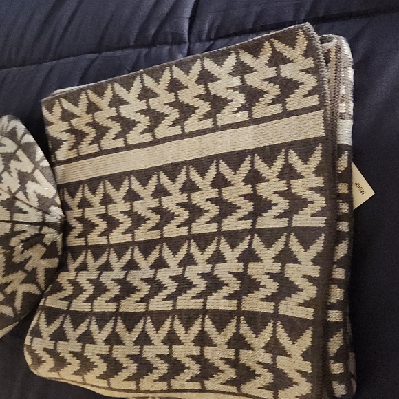 Michael Kors hat,gloves,and scarf set. - Picture 3 of 9